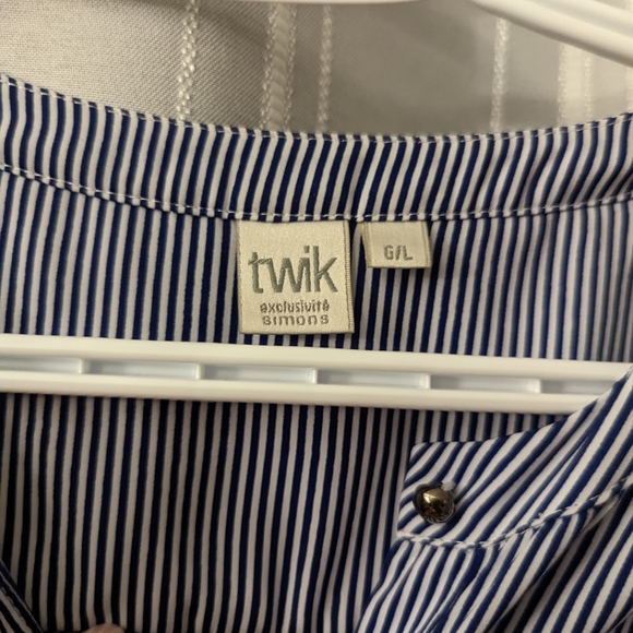 Lightweight Fabric Blouse - Picture 2 of 2